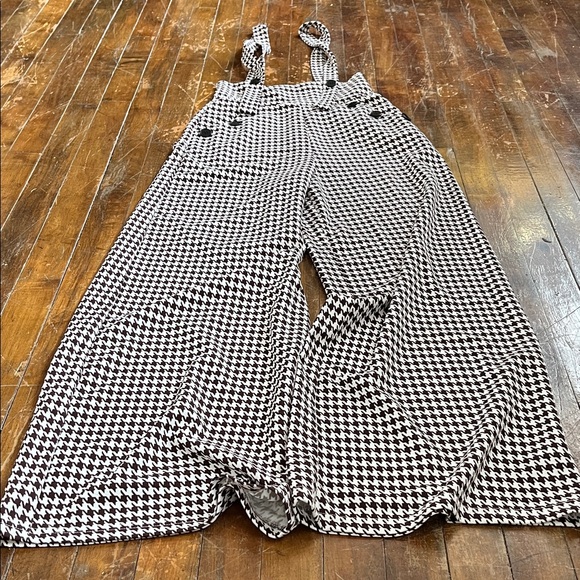 Houndstooth Black & White Suspender jumpsuit - Picture 4 of 5